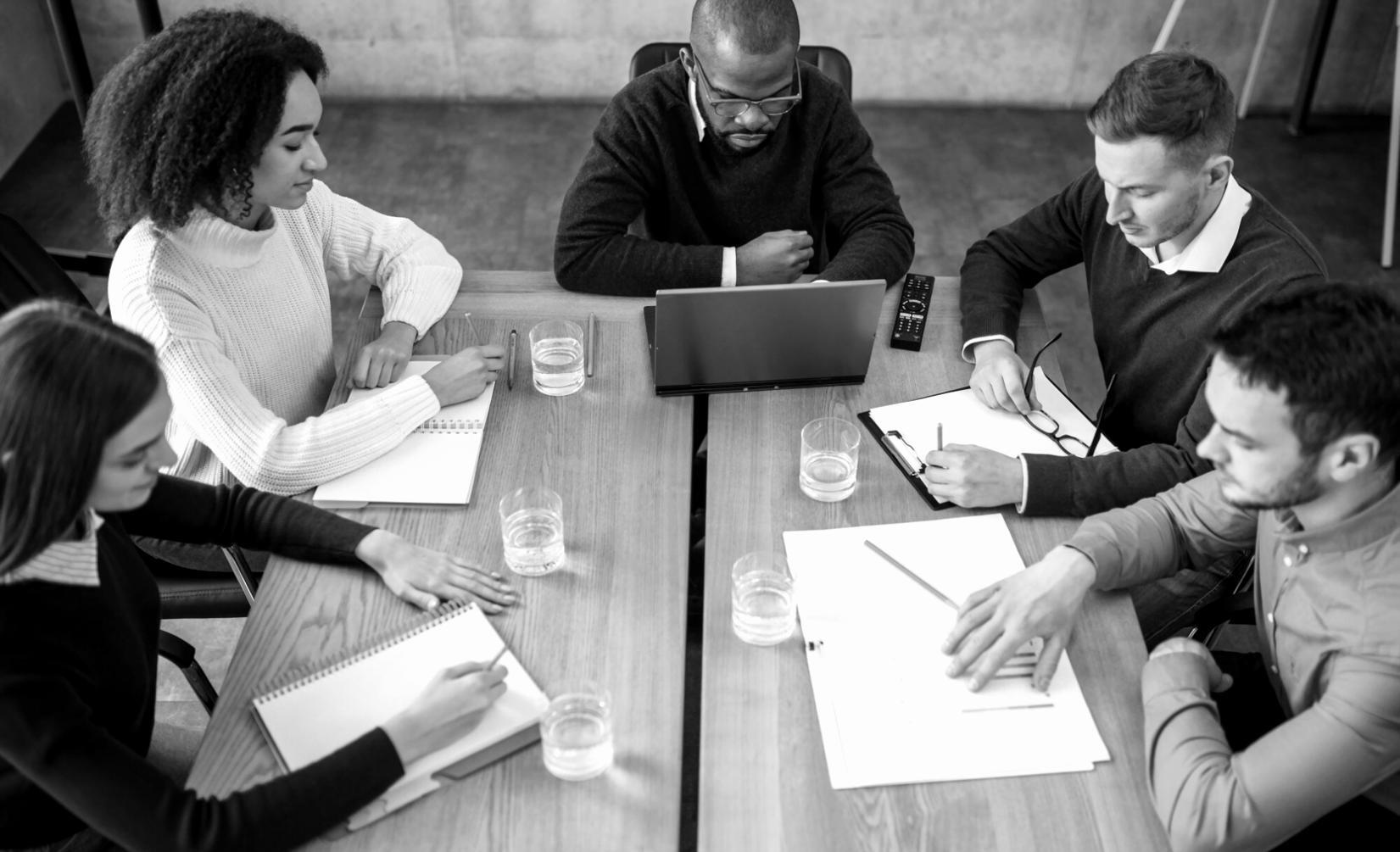 Detaillierte Finanzmodelle auf Computerbildschirmen