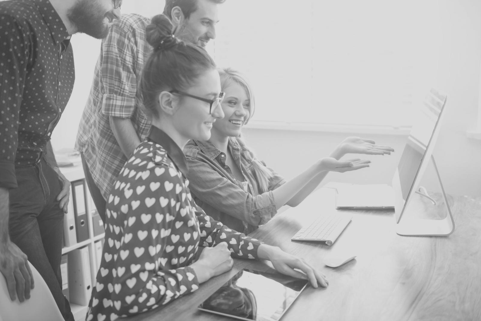 Studenten diskutieren gemeinsam DCF-Modelle in Gruppenarbeit