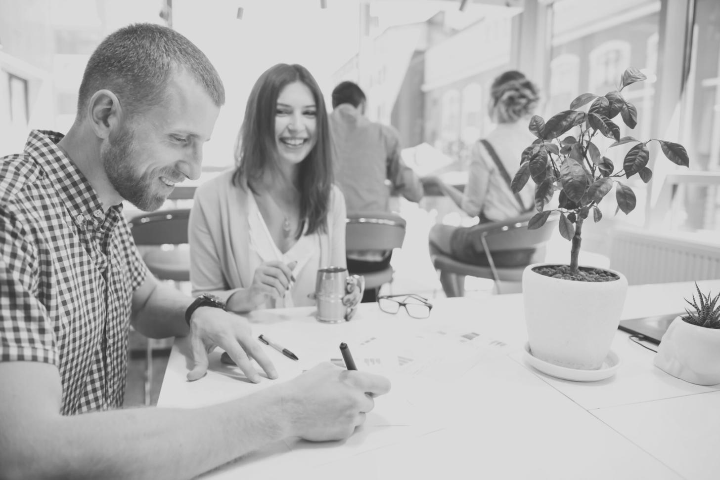 Teilnehmer analysieren Finanzberichte während Workshop-Session