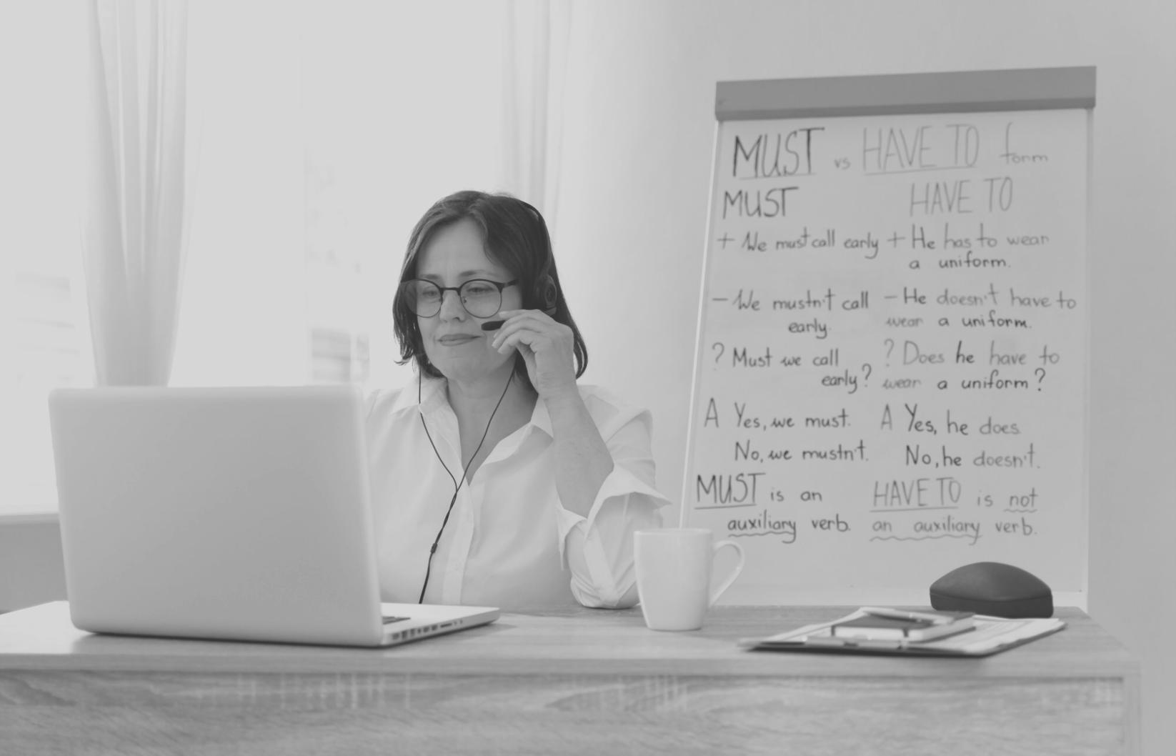 Detailaufnahme eines Bildschirms mit Excel-Finanzmodell und Bewertungsformeln